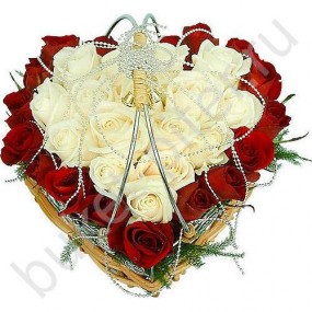 Корзина из белых и красных роз в форме сердца