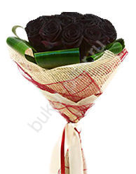 Букет из 15 черных роз и зелени