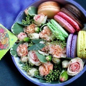 Макаронс с розовыми цветами
