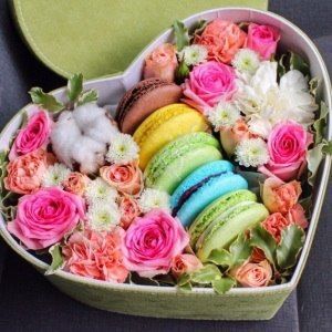 Макаронс с розовыми розами и гвоздиками