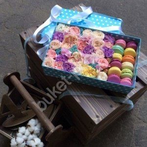 Макаронс с орхидеей и пионовидной розой