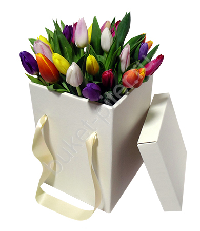 Букет разноцветных тюльпанов в белой коробке