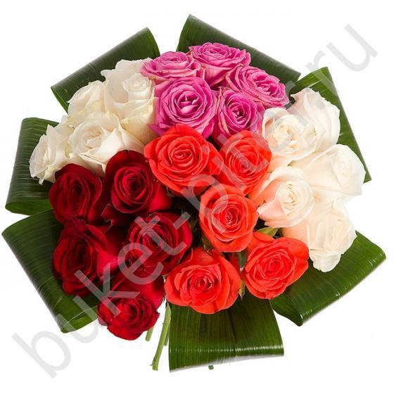 Букет из белых, красных и розовых роз