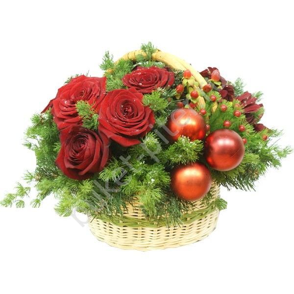 Корзинка из красных роз с новогодними шарами