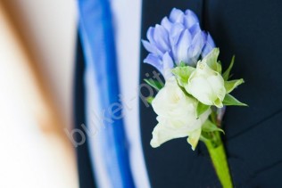 Бутоньерка с голубой фрезией и кустовой розой