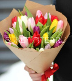 Букет из Разноцветных Тюльпанов в Упаковке