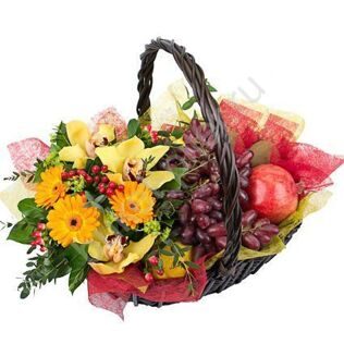 Фруктовая корзина (виноград, яблоки, киви и др)