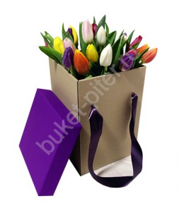 Букет тюльпанов в фиолетовой коробке