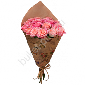 Букет из 21 розовой розы в крафте