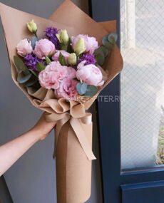 Букет с розовыми Пионами и Лизиантусом