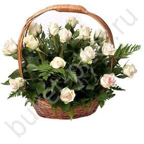 Корзина с розами белыми