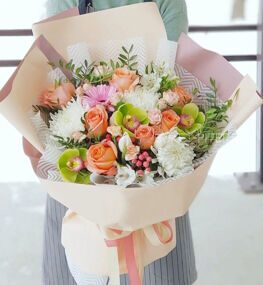 Букет с Орхидеями и Кустовыми Розами