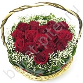 Корзина с 15 розами в форме сердца