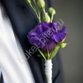 Бутоньерка с лизиантусом фиолетовым
